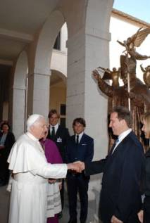 Immagine - Rif. Mark Kostabi - La scultura di Papa Giovanni Paolo II - Chiostro di San Clemente, Velletri