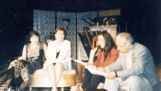 Immagine - Rif. Teatro dellOrologio di Roma, 1995, conduzione del ciclo Dallo smalto a fuoco allottava a destra dedicato allartista milanese internazionale Mario Mar.  //  In primo piano nell'immagine, da sinistra a destra: Claudia Liuzzi (attrice, pittrice), Mariella De Santis (scrittrice, poetessa), Marina Palmieri, Adriano Petta (scrittore).
