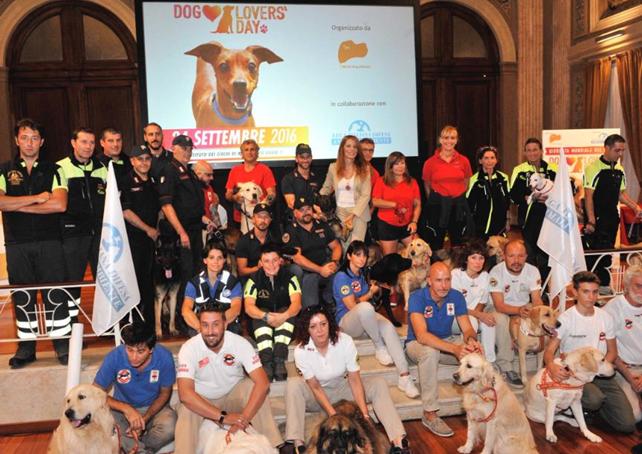 Immagine = Didascalia foto: < DOG LOVERS DAY, LfON. BRAMBILLA PREMIA I CANI EROI DEL TERREMOTO > - 24.09.2016 // Rif.: Leidaa, Lega Italiana Difesa Animali e Ambiente - segreteria@leidaa.info - www.leidaa.info
::
#terremotoItalia2016