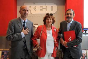 Immagine - Rif.: Inaugurazione di RED la Feltrinelli, Milano // Feltrinelli a Milano, piazza Gae Aulenti // Inaugurazione 12 Settembre 2013 // «In occasione dellfinaugurazione di RED la Feltrinelli, dalle ore 18.00 e per tutta la serata, Inge Feltrinelli (Presidente di Giangiacomo Feltrinelli Editore) e Carlo Feltrinelli (Presidente di Librerie Feltrinelli) daranno il benvenuto ai visitatori. Nel mondo di Feltrinelli è nato un nuovo formato. Si chiama RED, come il colore che storicamente connota la prima catena di librerie italiana e ha esordito a Roma in via del Corso, nel luglio del 2012. Ora, il secondo RED apre a Milano, alla base della torre Unicredit, affacciata sulla piazza dedicata a Gae Aulenti nel complesso di Porta Nuova da pochi mesi consegnato alla città.» (da comunicato) // Riferimenti utili: Ufficio stampa Librerie Feltrinelli, tel. 0275291540, 3355439984, paolo.soraci@lafeltrinelli.it, www.lafeltrinelli.it === Red - Ristorante: red-milano.portanuova@afsf.it