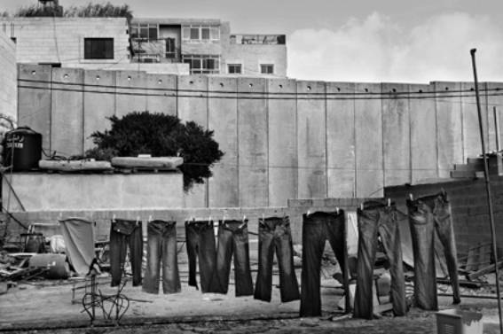 Immagine - Rif. Lucca Digital Photo Fest, Terza edizione, 2007 --> Oded Balilty - Along the Lines