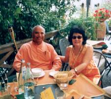 Immagine - Nella foto: Gabriella Dallasta Padma Devi con Swami Yogaswarupananda della Divine Life Society di Rishikesh (India)  //  [Gabriella Dallasta "Padma Devi" su www.COMUNICARECOME.it, Rubrica "Salto in lungo"]