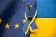 A pin symbolising solidarity with Ukraine [Source EC Audiovisual Service] (P056188-536869)