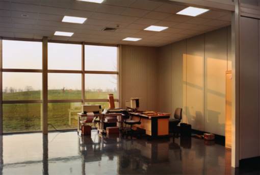 Immagine - Rif. Lewis Baltz, Unoccupied office, Mitsubishi, Vitre (FR) © Lewis Baltz / LEWIS BALTZ, 89-91 Sites of Technology / 15 settembre - 18 novembre 2007 / Galleria Civica di Modena