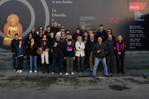 Immagine - Rif.: "Colbordolo al Museo Nazionale Alinari della Fotografia di Firenze" > gruppo di Colbordolo che posa simbolicamente davanti al Museo.