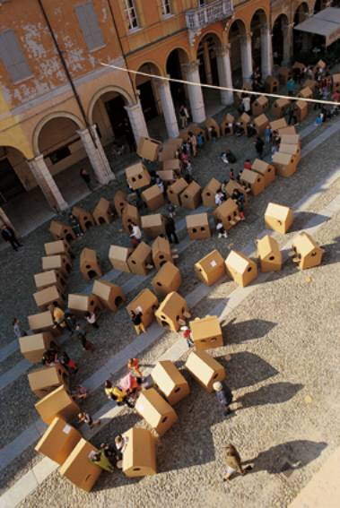 Immagine - Rif. Coriandoline - Le case amiche dei bambini e delle bambine  ==> 06 - Una fase della ricerca a Correggio La citt dei bambini occupa la citt degli adulti
