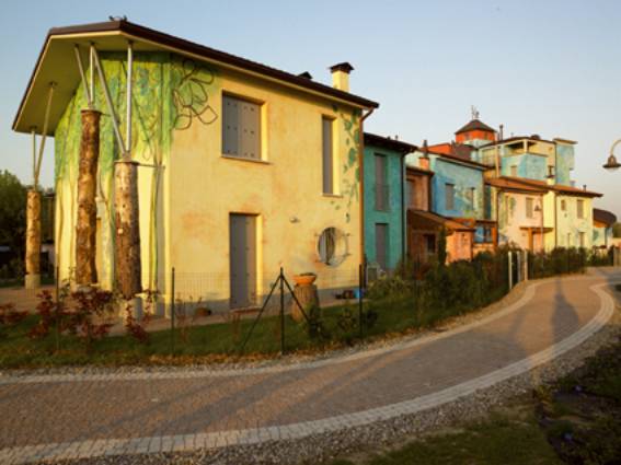 Immagine - Rif. Coriandoline - Le case amiche dei bambini e delle bambine  ==> 17 - Scorcio delle case viste dal Serpente strada
