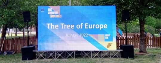 Immagine: Cfr.: «Un albero per la solidarietà europea» - Milano, 30 Maggio 2022 - Cerimonia in apertura della Assemblea generale di tutti i Centri europei gNext Generation EUROPE DIRECTh = Rif.: ec.europa.eu / Italy - Rappresentanza a Milano della Commissione europea. // Durante la cerimonia: proiezione video 'The Tree of Europe' - 30 May 2022 <Next Generation europe Direct>  NEXT GEN EU > «video a testimonianza delle azioni concrete che i popoli europei hanno messo in atto in nome dellfaiuto reciproco, durante le dolorose vicende della crisi pandemica prima, e dellfaggressione allfUcraina poi». [Rif.: Ufficio stampa della Rappresentanza a Milano della Commissione europea].