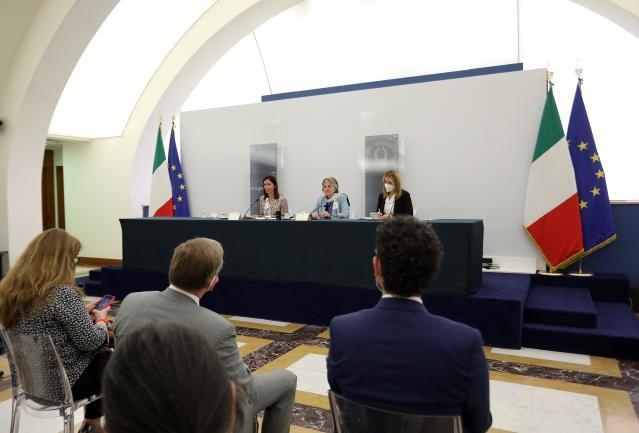 Immmagine > Mara Carfagna, Minister for Southern Italy and Territorial Cohesion, on the left, and Elisa Ferreira, in the center, in Rome. [Source: EC - Audiovisual Service]
=
:: Visit by Elisa Ferreira, European Commissioner, to Italy.
:: Visit by Elisa Ferreira, European Commissioner in charge of Cohesion and Reforms, to Rome.
=
Cfr.: «Politica di coesione dell'UE: assegnati all'Italia 42,7 miliardi di € per contribuire alla crescita sostenibile, all'occupazione e alla modernizzazione, riducendo nel contempo le disparità regionali» - 19Luglio2022 [Rif.: ec-europa-eu / rappr. It-Mi]