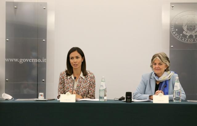 Immmagine > Mara Carfagna, Minister for Southern Italy and Territorial Cohesion, on the left, and Elisa Ferreira, before signing the Partnership agreement on EU Funds 2021-2027, in Rome. [Source: EC - Audiovisual Service]
=
:: Visit by Elisa Ferreira, European Commissioner, to Italy.
:: Visit by Elisa Ferreira, European Commissioner in charge of Cohesion and Reforms, to Rome.
=
Cfr.: «Politica di coesione dell'UE: assegnati all'Italia 42,7 miliardi di € per contribuire alla crescita sostenibile, all'occupazione e alla modernizzazione, riducendo nel contempo le disparità regionali» - 19Luglio2022 [Rif.: ec-europa-eu / rappr. It-Mi]