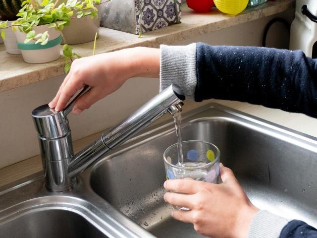 Immagine > Source: EC - Audiovisual Service | ID: P-046014/00-18 | Photographer: Jennifer Jacquemart | European Union // < Symbolic illustration on water consuption - A hand filling a glass of tap water >