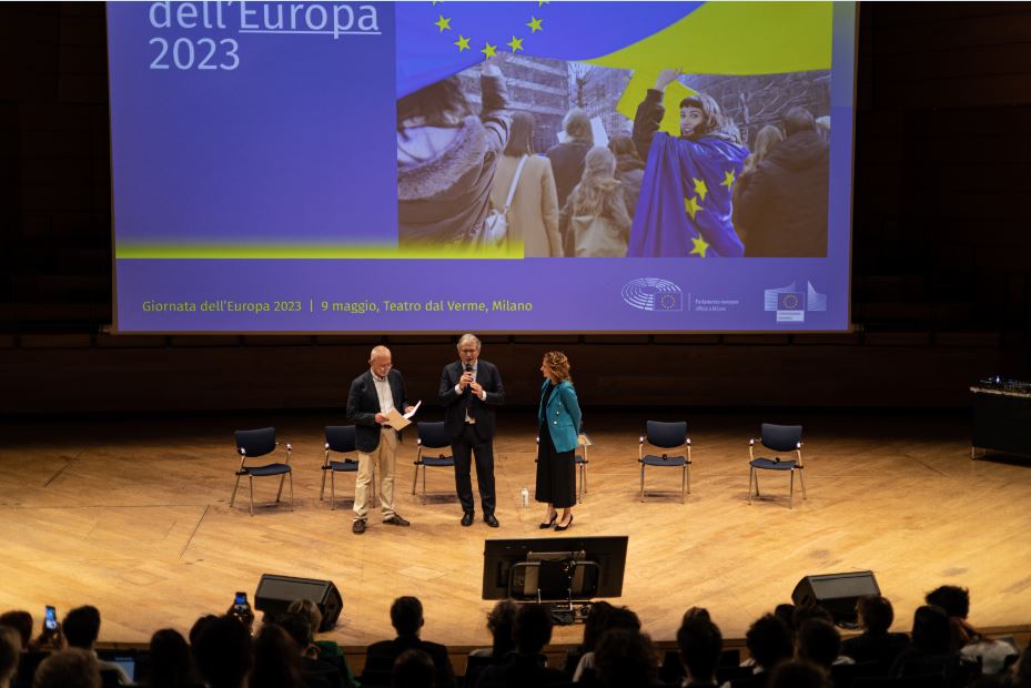 Immagine - Cfr.: Giornata dell'Europa 2023
==> Focus: Giornata dellfEuropa di Milano - 9 Maggio 2023 <==
=== A Milano, presso il Teatro dal Verme
=== La Giornata dellfEuropa è un evento organizzato dall'Ufficio del Parlamento europeo e la Rappresentanza della Commissione europea a Milano, in collaborazione con Europe Direct Lombardia e lfUfficio Scolastico Territoriale di Milano, sotto il patrocinio di Comune di Milano e Rai. Media partner Rai Scuola.
::
Con i seguenti rappresentanti delle istituzioni europee:
- Pina Picierno, Vicepresidente del Parlamento europeo;
- Maurizio Molinari, capo dellfUfficio del Parlamento europeo a Milano;
- Claudia Colla, capo della Rappresentanza della Commissione europea a Milano.
E con:
- Zoia Stankovska, Presidente UaMi Comunità ucraina a Milano;
- Vladislav Malashevskyy, Project Manager di Irpi Reconstruction Summit.
Performance artistiche di:
- Rancore – rapper;
- Giuliano Logos – vincitore della Coppa del Mondo di poetry slam nel 2021 (Parigi);
- Big Mama – rapper.
::
=
Rif.: ec-europa-eu / Commissione europea - Rappresentanza It-Mi
=
Giornata dell'Europa 2023
#EuropeDay