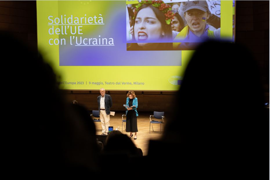 Immagine - Cfr.: Giornata dell'Europa 2023
==> Focus: Giornata dellfEuropa di Milano - 9 Maggio 2023 <==
=== A Milano, presso il Teatro dal Verme
=== La Giornata dellfEuropa è un evento organizzato dall'Ufficio del Parlamento europeo e la Rappresentanza della Commissione europea a Milano, in collaborazione con Europe Direct Lombardia e lfUfficio Scolastico Territoriale di Milano, sotto il patrocinio di Comune di Milano e Rai. Media partner Rai Scuola.
::
Con i seguenti rappresentanti delle istituzioni europee:
- Pina Picierno, Vicepresidente del Parlamento europeo;
- Maurizio Molinari, capo dellfUfficio del Parlamento europeo a Milano;
- Claudia Colla, capo della Rappresentanza della Commissione europea a Milano.
E con:
- Zoia Stankovska, Presidente UaMi Comunità ucraina a Milano;
- Vladislav Malashevskyy, Project Manager di Irpi Reconstruction Summit.
Performance artistiche di:
- Rancore – rapper;
- Giuliano Logos – vincitore della Coppa del Mondo di poetry slam nel 2021 (Parigi);
- Big Mama – rapper.
::
=
Rif.: ec-europa-eu / Commissione europea - Rappresentanza It-Mi
=
Giornata dell'Europa 2023
#EuropeDay