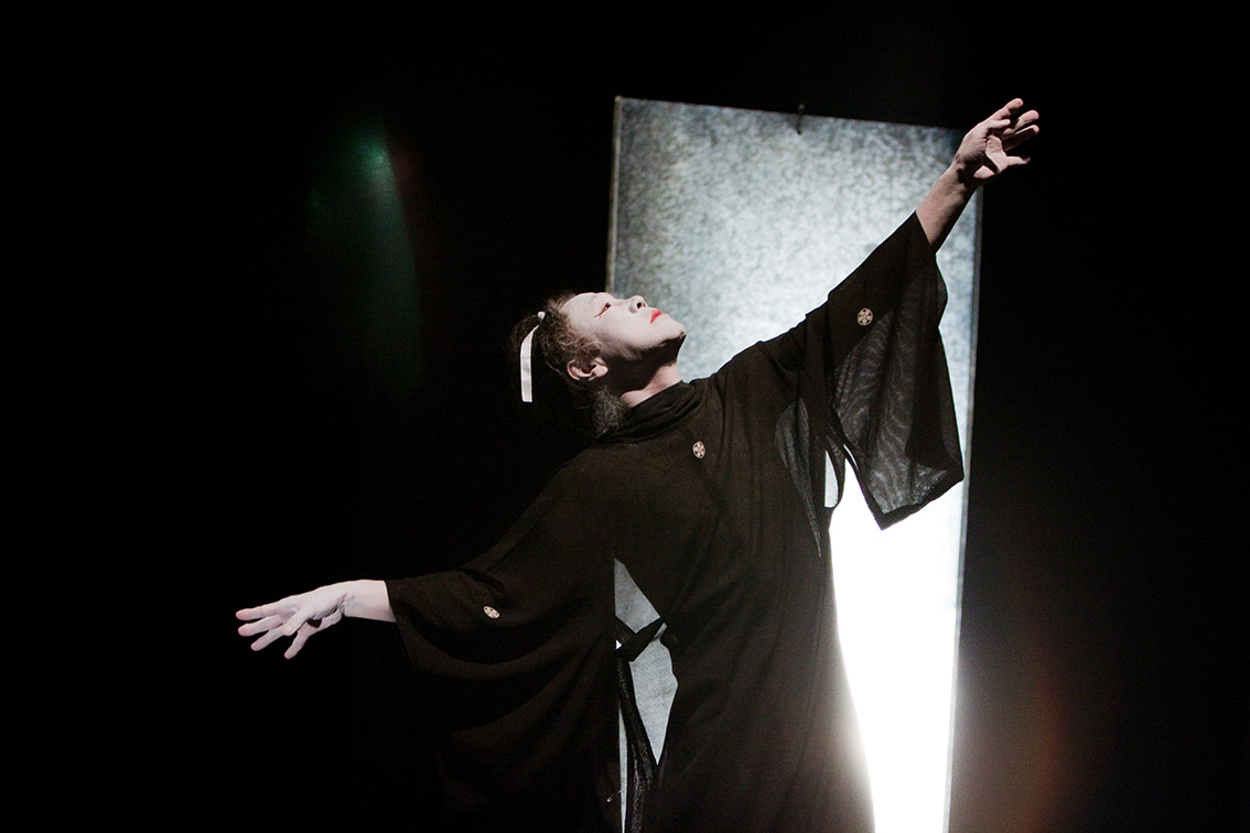 Immagine > Ikiru omaggio a Pina Bausch  ||  Da PhotoGallery 'FESTIVAL MEDITERRANEO' = Associazione Echo Art (www.echoart.org)  ||