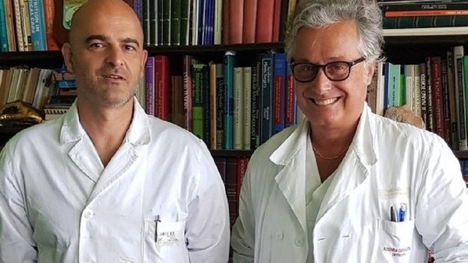 Immagine: I chirurghi. A sx Prof. Cesare Tiengo Primo operatore, a dx Prof. Franco Bassetto Direttore Chirurgia Plastica = Azienda Ospedaliera di Padova || Cfr. «In tempi record, chirurghi dellfOspedale di Padova reimpiantano la mano destra di un 64enne recisa a livello distale dellfavambraccio; lfeccezionale intervento è riuscito.» = [17 Giugno 2020 - Azienda Ospedaliera di Padova - aopd.veneto.it]