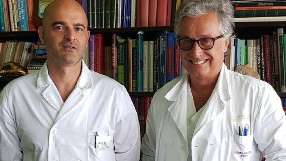 Immagine: I chirurghi. A sx Prof. Cesare Tiengo Primo operatore, a dx Prof. Franco Bassetto Direttore Chirurgia Plastica = Azienda Ospedaliera di Padova || Cfr. «In tempi record, chirurghi dellfOspedale di Padova reimpiantano la mano destra di un 64enne recisa a livello distale dellfavambraccio; lfeccezionale intervento è riuscito.» = [17 Giugno 2020 - Azienda Ospedaliera di Padova - aopd.veneto.it]