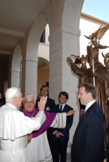Immagine - Rif. Mark Kostabi - La scultura di Papa Giovanni Paolo II ==> 1) Mark Kostabi - L'incontro con Papa Benedetto XVI