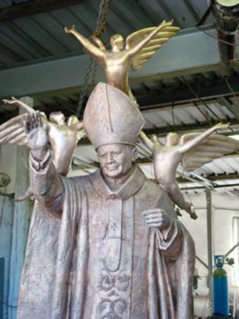 Immagine - Rif. Mark Kostabi - La scultura di Papa Giovanni Paolo II ==> 7) Mark Kostabi - La scultura di Papa Giovanni Paolo II in fase di lavorazione