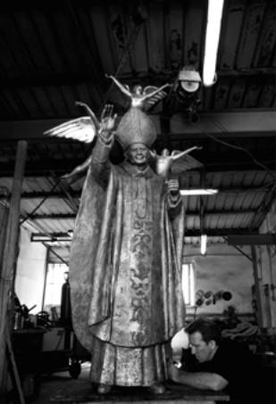Immagine - Rif. Mark Kostabi - La scultura di Papa Giovanni Paolo II ==> 11) Mark Kostabi - Firma della statua di Papa Giovanni Paolo II