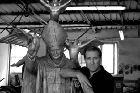 Immagine - Rif. Mark Kostabi - La scultura di Papa Giovanni Paolo II ==> 12) Mark Kostabi. Con la scultura di Papa Giovanni Paolo II.