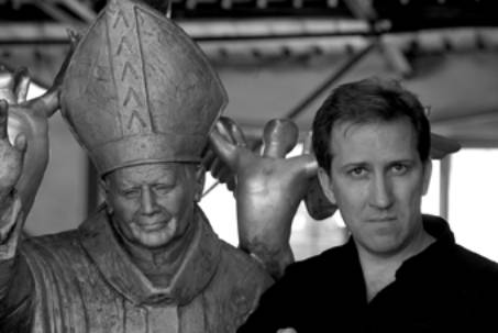 Immagine - Rif. Mark Kostabi - La scultura di Papa Giovanni Paolo II ==> 13) Mark Kostabi. Con la scultura di Papa Giovanni Paolo II.