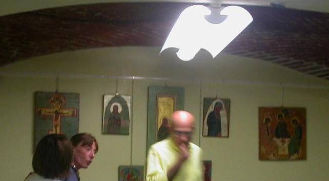 Immagine - Rif. MARTA POPESCU, Iconografa Restauratrice Icone, Artista creativa, Pittrice == > 07 > Icone di Marta Popescu - Una ripresa della Mostra: "Icone. Le immagini dell'infinito", Casale Monferrato (Alessandria), Giugno 2008. - Sullo sfondo: alcune delle Icone di Marta Popescu esposte alla stessa Mostra "Icone. Le immagini dell'infinito".