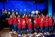 Immagine:
Cfr.: Missioni Don Bosco e 'Gravissimus Educationis' - Progetto educativo globale
=  Dicembre 2021: Christmas Contest con il compositore Mogol e la Nazionale Cantanti =
Nell'immagine-foto:
Cantanti, musicisti, sportivi (Fiona May terza da destra in alto) e il coro gLe dolci noteh.
[Ufficio Stampa Missioni Don Bosco - missionidonbosco.org]