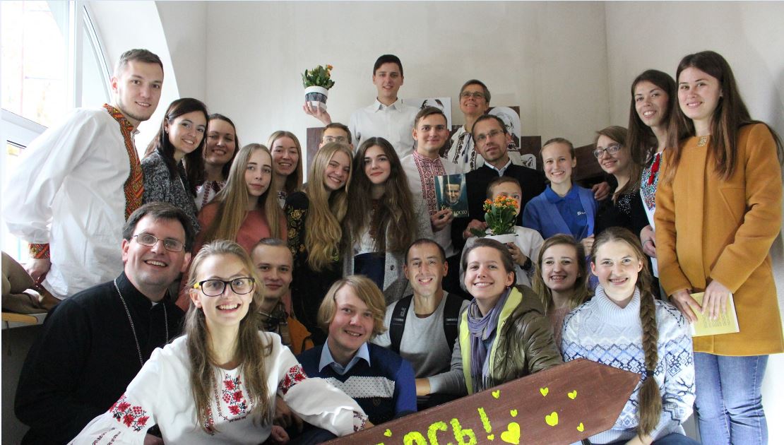 Immagine: giovani dell'oratorio salesiano di Kyiv (Kiev) [Rif.: Ufficio Stampa Associazione Missioni Don Bosco].
== Cfr.: segue <giornata di preghiera per la pace in Ucraina> - 26 Gennaio 2022 || Intervista al salesiano don Maksym Ryabukha [oratorio di Kyiv (Kiev)] || Ufficio Stampa Associazione Missioni Don Bosco
::
Missioni Don Bosco Valdocco ONLUS
Sito Web: www.missionidonbosco.org 
E-mail:   info@missionidonbosco.org 
_ Facebook: @missionidonbosco
_ Twitter: @MissioniDBosco
_ Instagram: @missionidonbosco