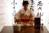 Immagine - Rif. "NEW ZEN. SPAZI DELLA CERIMONIA DEL TÈ NELL’ARCHITETTURA GIAPPONESE CONTEMPORANEA." - di MICHARL FREEMAN - Damiani Editore ===> Il teishu, ossia l'ospite, durante un ryureisseki (la cerimonia del tè da seduti) in una moderna cornice nell'area di Nishi-Azabu, Tokyo, con pannelli calligrafati e retroilluminati. Tiene in mano un fukusa, fazzoletto di seta utilizzato per la pulizia.