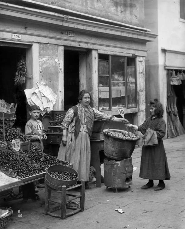 Immagine  == >  Tomaso Filippi - (1852-1948) - < Negozio di frutta a Venezia > - 1894-1897  //  Rif.: << NOBILT DEL LAVORO >> Arti e mestieri nella pittura veneta tra 800 e 900 -- Museo Nazionale di Villa PisaniStra (Venezia) -- dal 2 Giugno al 4 Novembre 2012  //  [Info: www.studiopesci.it - info@studiopesci.it]