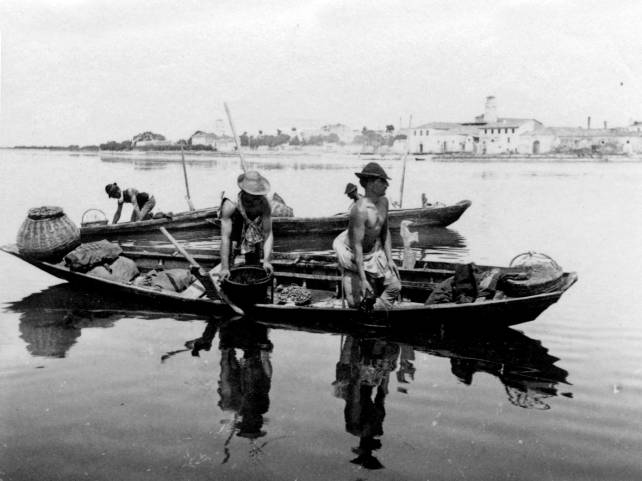 Immagine  == >  Tomaso Filippi - (1852-1948) - < Imbarcazione sc'iopon o calcio > - Venezia - 1895-1914  //  Rif.: << NOBILT DEL LAVORO >> Arti e mestieri nella pittura veneta tra 800 e 900 -- Museo Nazionale di Villa PisaniStra (Venezia) -- dal 2 Giugno al 4 Novembre 2012  //  [Info: www.studiopesci.it - info@studiopesci.it]