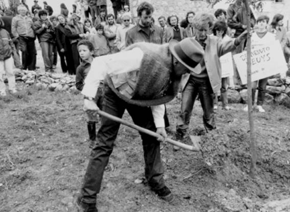 Immagine - Rif. Padova Aprile Fotografia 08 - passaggi / paesaggi 2 - Padova  ==> 1 - Foto Buby Durini - Difesa della Natura, Joseph Beuys, 13 maggio 1984 - Courtesy Archivio storico De Domizio Durini