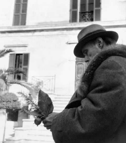 Immagine - Rif. Padova Aprile Fotografia 08 - passaggi / paesaggi 2 - Padova  ==> 2 - Foto Buby Durini - Joseph Beuys a Villa Durini, Pescara, 1972 - Courtesy Archivio storico De Domizio Durini