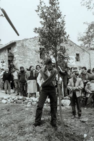 Immagine - Rif. Padova Aprile Fotografia 08 - passaggi / paesaggi 2 - Padova  ==> 3 - Foto Buby Durini - Beuys pianta la prima quercia, Bolognano, 13 maggio 1984 - Courtesy Archivio storico De Domizio Durini