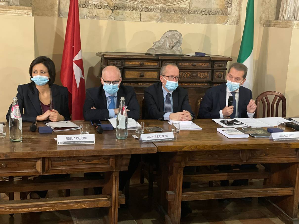 Immagine > Cfr.: Le proposte per il sistema sanitario nazionale del futuro = «Sanità, Gelli (Fiis) al Governo: "Istituire un fondo indennizzi per alea terapeutica"» (16 Novembre 2021, Roma).
Ambito: Convegno "LfItalia e lfEuropa: il futuro dei sistemi sanitari dopo la pandemiah promosso da Fondazione Italia in Salute (Fiis) - 16 Novembre 2021, Roma.
[Rif.: Fondazione Italia in Salute - Ufficio Stampa || gallitorrini.com]
::
Al seguente link https://youtu.be/FSAmNcNLnHA è possibile rivedere il convegno del 16 Novembre 2021 "LfItalia e lfEuropa: il futuro dei sistemi sanitari dopo la pandemiah promosso da Fondazione Italia in Salute con gli interventi, fra gli altri, di:
= Paolo Gentiloni, Commissario europeo per l'Economia;
= Roberto Speranza, Ministro della Salute;
= Walter Ricciardi, consulente del ministro Speranza e presidente del Comitato scientifico della Fondazione Italia in Salute;
= Massimiliano Fedriga, presidente della Conferenza delle Regioni;
= Alessio DfAmato, assessore alla Sanità della Regione Lazio;
= Silvio Brusaferro, presidente dellfIstituto superiore di sanità;
= Federico Gelli, presidente della Fondazione Italia in Salute.
::