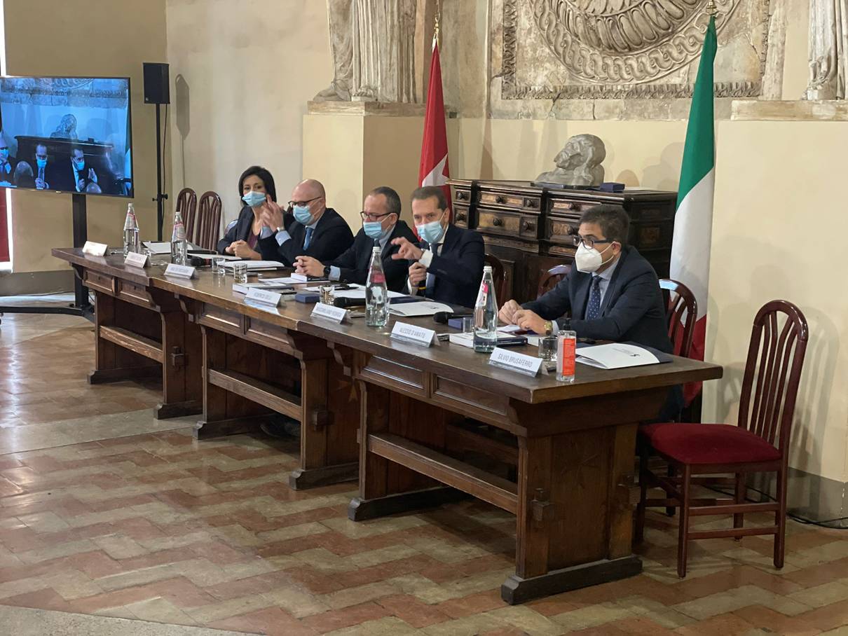 Immagine > Cfr.: Le proposte per il sistema sanitario nazionale del futuro = «Sanità, Gelli (Fiis) al Governo: "Istituire un fondo indennizzi per alea terapeutica"» (16 Novembre 2021, Roma).
Ambito: Convegno "LfItalia e lfEuropa: il futuro dei sistemi sanitari dopo la pandemiah promosso da Fondazione Italia in Salute (Fiis) - 16 Novembre 2021, Roma.
[Rif.: Fondazione Italia in Salute - Ufficio Stampa || gallitorrini.com]
::
Al seguente link https://youtu.be/FSAmNcNLnHA è possibile rivedere il convegno del 16 Novembre 2021 "LfItalia e lfEuropa: il futuro dei sistemi sanitari dopo la pandemiah promosso da Fondazione Italia in Salute con gli interventi, fra gli altri, di:
= Paolo Gentiloni, Commissario europeo per l'Economia;
= Roberto Speranza, Ministro della Salute;
= Walter Ricciardi, consulente del ministro Speranza e presidente del Comitato scientifico della Fondazione Italia in Salute;
= Massimiliano Fedriga, presidente della Conferenza delle Regioni;
= Alessio DfAmato, assessore alla Sanità della Regione Lazio;
= Silvio Brusaferro, presidente dellfIstituto superiore di sanità;
= Federico Gelli, presidente della Fondazione Italia in Salute.
::