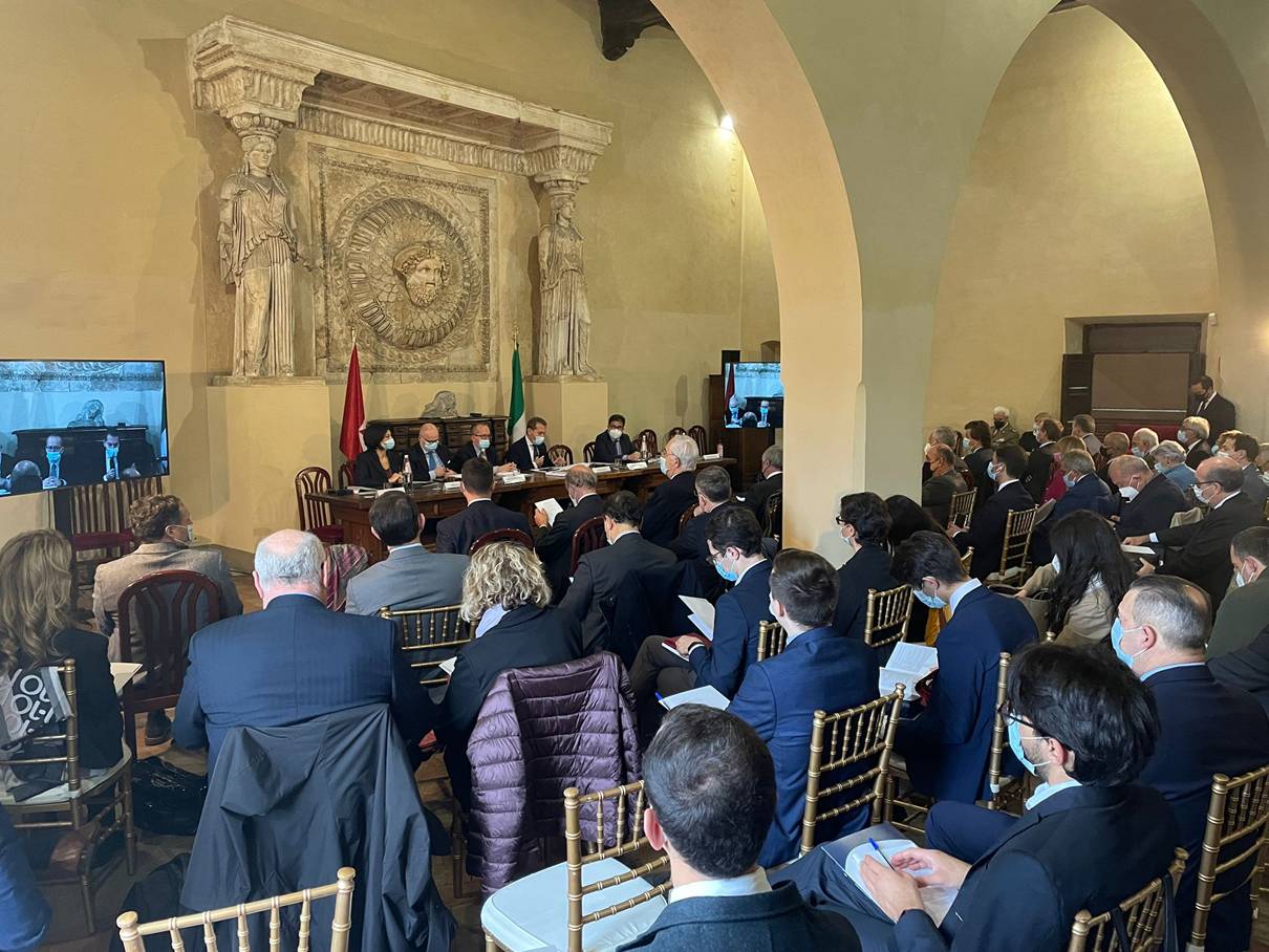 Immagine > Cfr.: Le proposte per il sistema sanitario nazionale del futuro = «Sanità, Gelli (Fiis) al Governo: "Istituire un fondo indennizzi per alea terapeutica"» (16 Novembre 2021, Roma).
Ambito: Convegno "LfItalia e lfEuropa: il futuro dei sistemi sanitari dopo la pandemiah promosso da Fondazione Italia in Salute (Fiis) - 16 Novembre 2021, Roma.
[Rif.: Fondazione Italia in Salute - Ufficio Stampa || gallitorrini.com]
::
Al seguente link https://youtu.be/FSAmNcNLnHA è possibile rivedere il convegno del 16 Novembre 2021 "LfItalia e lfEuropa: il futuro dei sistemi sanitari dopo la pandemiah promosso da Fondazione Italia in Salute con gli interventi, fra gli altri, di:
= Paolo Gentiloni, Commissario europeo per l'Economia;
= Roberto Speranza, Ministro della Salute;
= Walter Ricciardi, consulente del ministro Speranza e presidente del Comitato scientifico della Fondazione Italia in Salute;
= Massimiliano Fedriga, presidente della Conferenza delle Regioni;
= Alessio DfAmato, assessore alla Sanità della Regione Lazio;
= Silvio Brusaferro, presidente dellfIstituto superiore di sanità;
= Federico Gelli, presidente della Fondazione Italia in Salute.
::