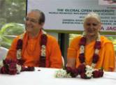 Immagine - Rif.: Amadio Bianchi Mahamandaleshwar Swami Suryananda Saraswati (a sinistra), con Emy Blesio Mahamandaleshwar Gayatri Devi (a destra)  //  Global Yoga Festival - 2008, New Delhi (India)  [ Yog Confederation of India, International Confederation of Yoga, New Delhi ].