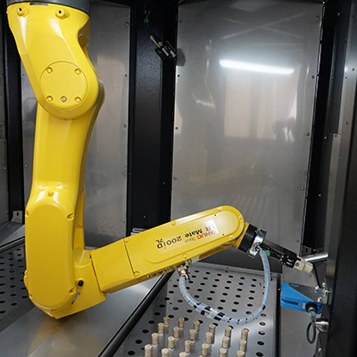 Immagine > Didascalia: < robot hands out test kit to the outside > == Cfr. «Tamponi senza contatto con i robot FANUC» [Rif.: OmnicomPublicRelationsGroup Italy - omnicomprgroup.com | Giugno 2020]